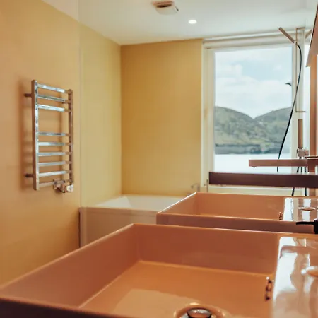 Silveira Bay Lounge Retreat לינה וארוחת בוקר Angra do Heroísmo